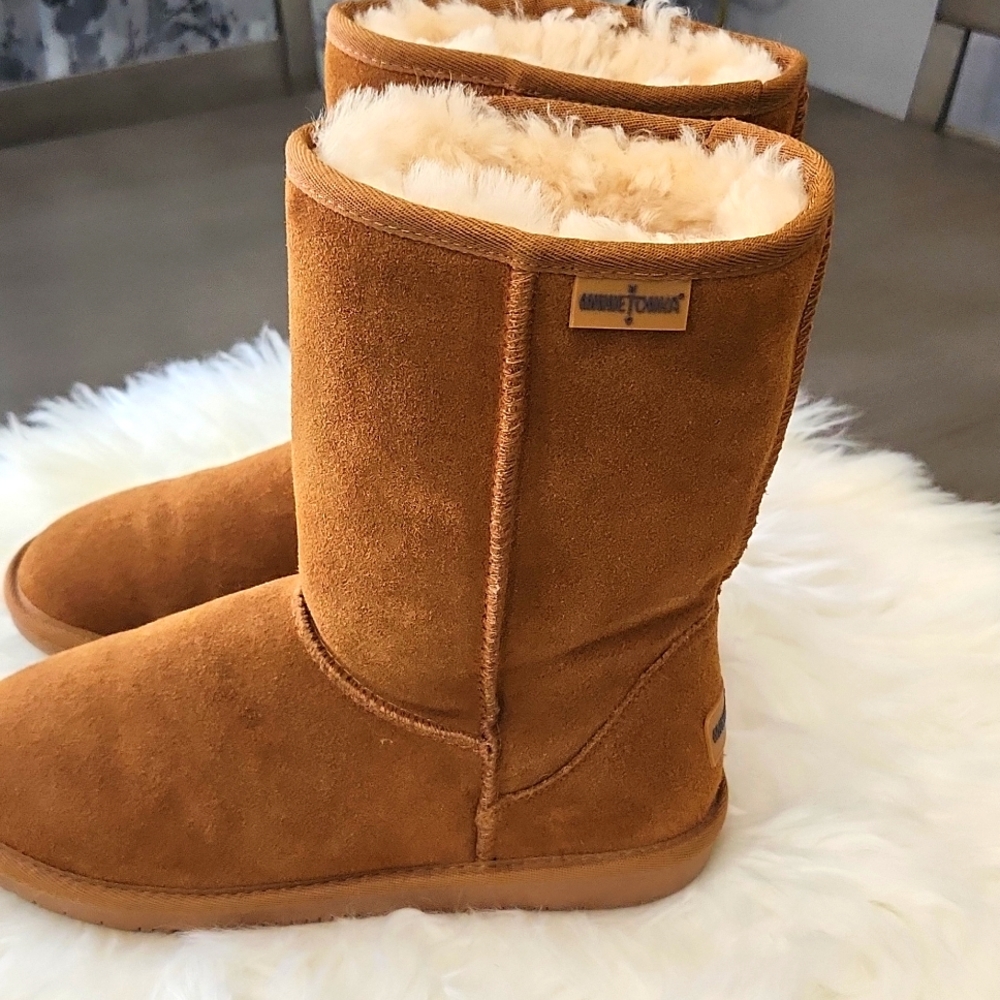 NWOT. MINNETONKA OLYMPIA BOOTS SZ.9